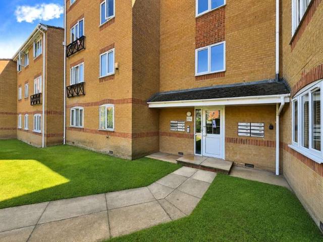 Flat for sale in Aldershot, Hampshire
