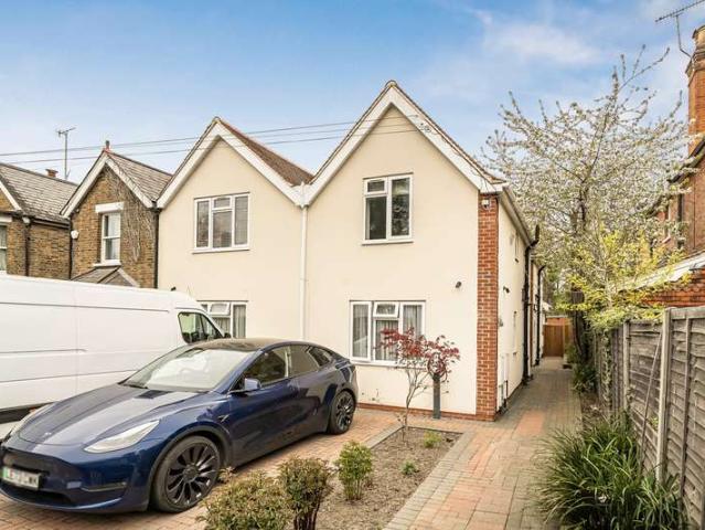 Flat for sale in Hatch End, Greater London
