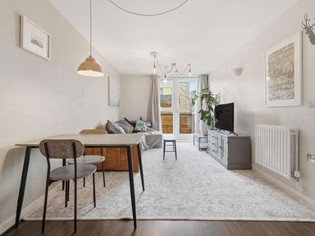 Flat for sale in Hoxton, Greater London