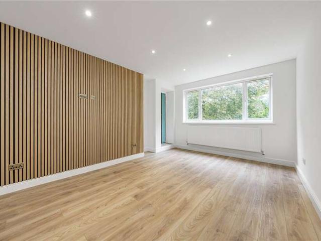 Flat for sale in Roehampton, Greater London
