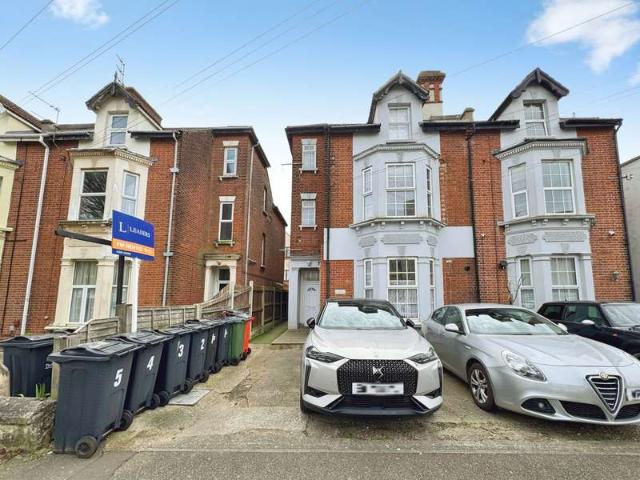 Flat for sale in Dale Hill, Essex