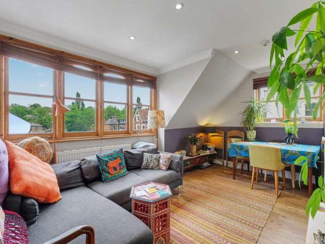 Flat for sale in Stroud Green, Greater London