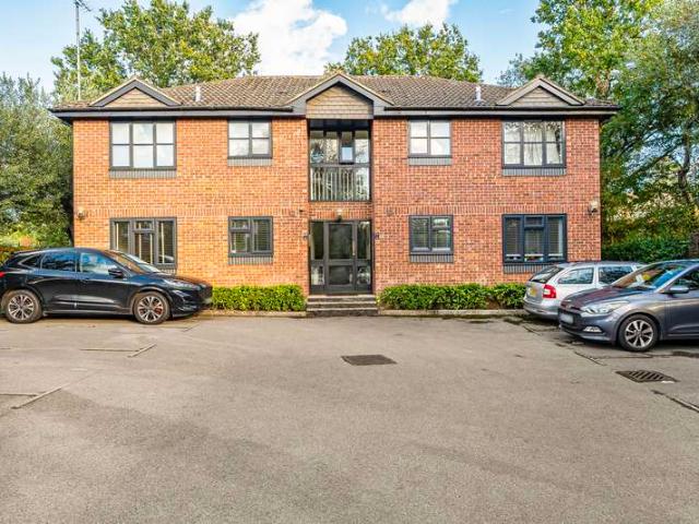 Flat for sale in The Hermitage, Woking