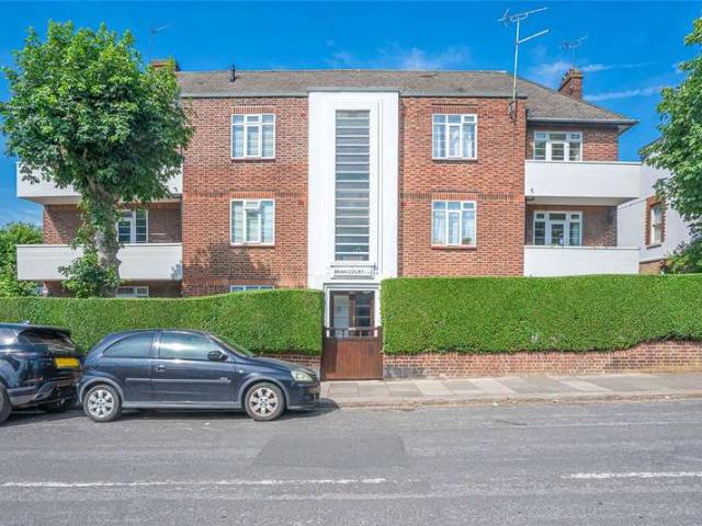 Flat for sale in Colney Hatch, Greater London