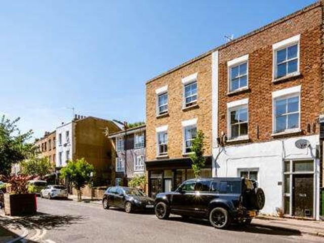 Flat for sale in Shacklewell, Greater London