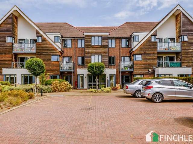 Flat for sale in Potters Bar, Hertfordshire