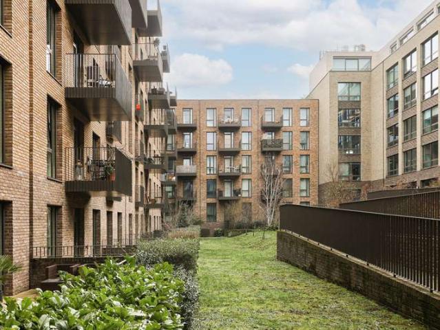 Flat for sale in North Kensington, Greater London