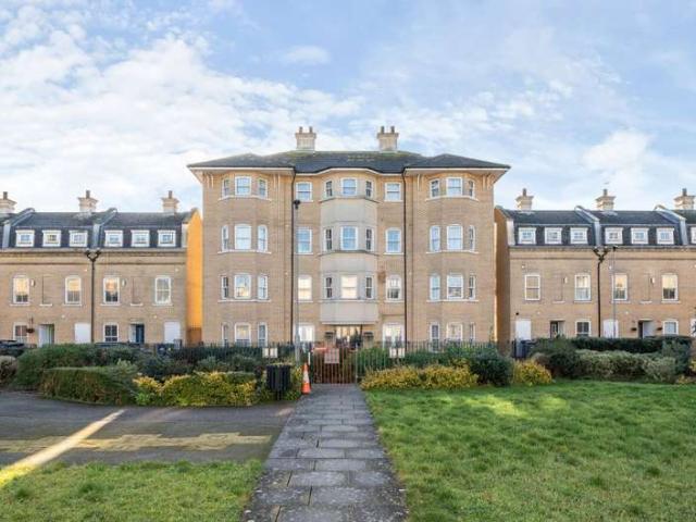 Flat for sale in Arbury, Cambridgeshire