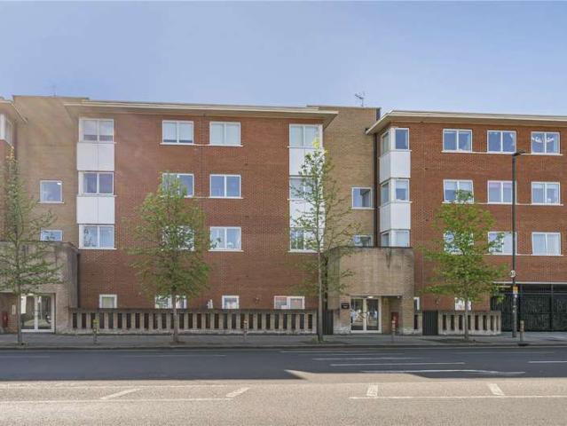 Flat for sale in London Borough of Merton, Merton Park