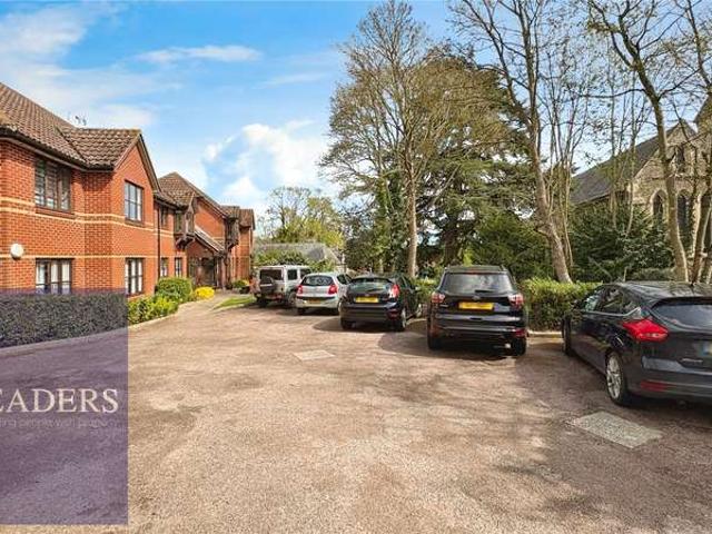 Flat for sale in Chipping Hill, Essex