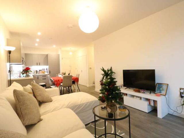 Flat for rent in London Borough of Ealing, Greater London