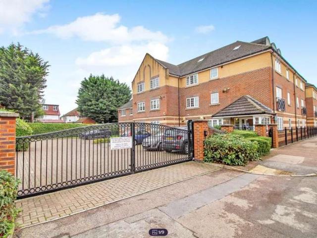 Flat for sale in Cockfosters, Greater London