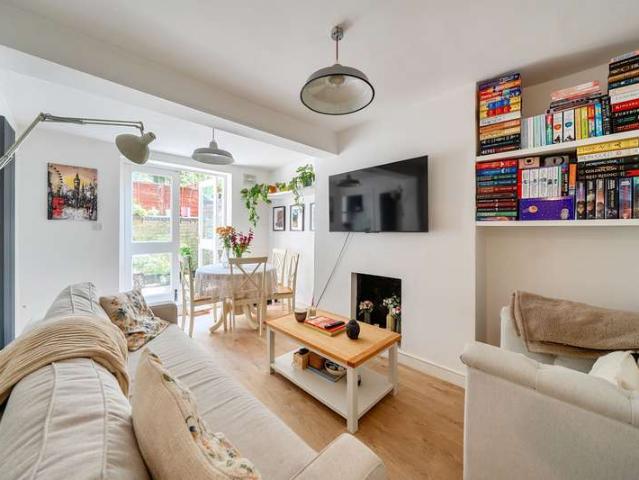 Flat for sale in Finsbury Park, Greater London