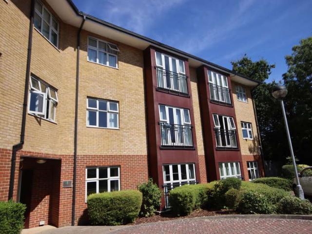 Flat for sale in Tedfold, Horsham