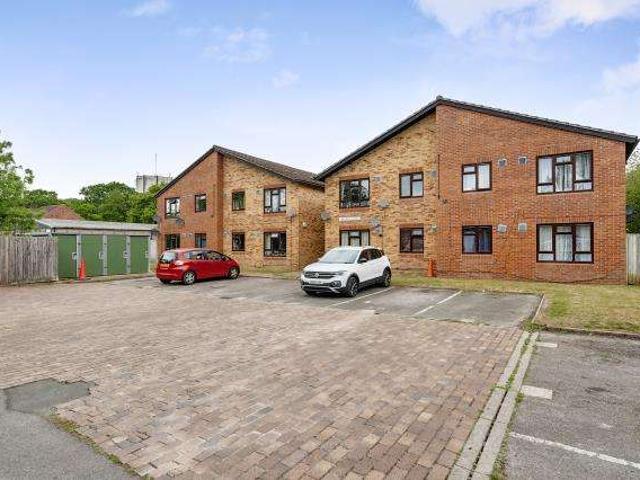 Flat for sale in Wash Common, Enborne
