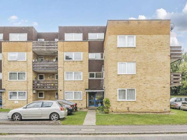 Flat for sale in Little Stanmore, Greater London