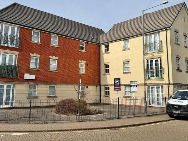 Flat for sale in Grays, Essex