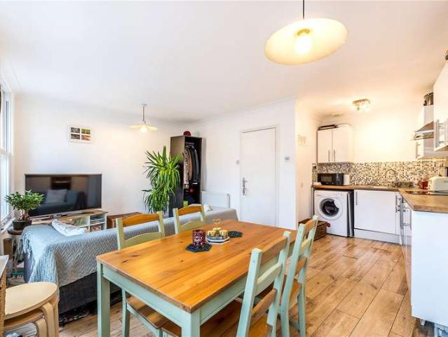 Flat for sale in London Borough of Southwark, Greater London