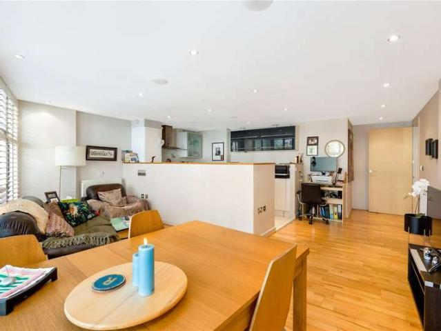 Flat for sale in Nunhead, Greater London