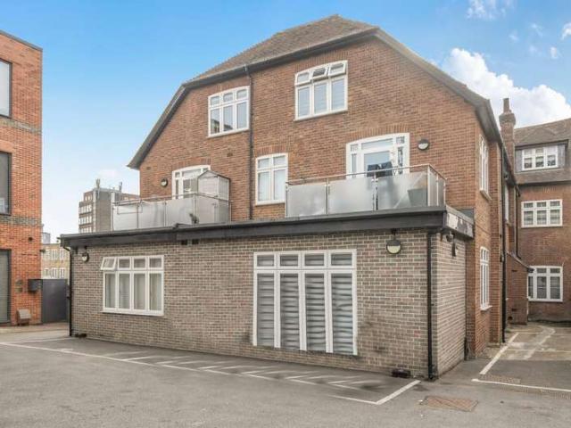 Flat for sale in Stanmore Broadway, Greater London
