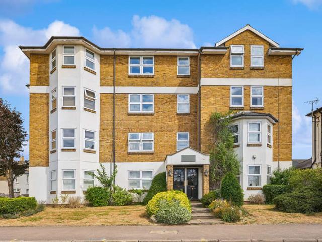 Flat for sale in Surbiton, Greater London
