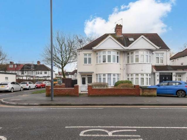Flat for sale in Harrow Weald, Greater London