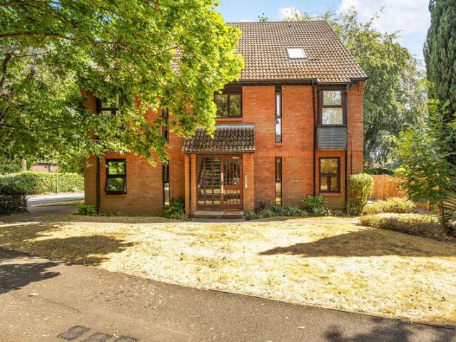 Flat for sale in Woking, Surrey
