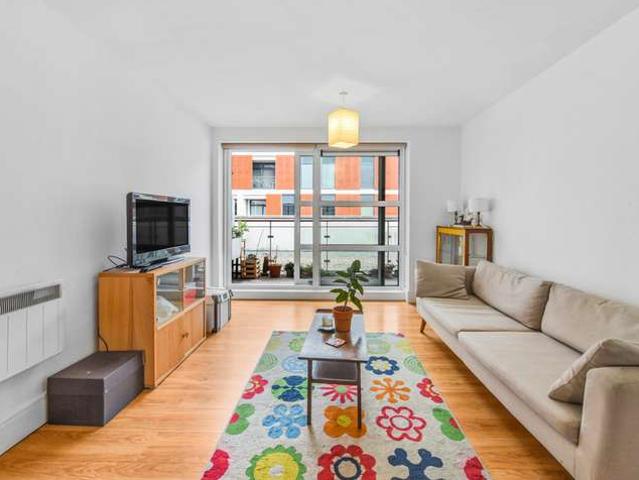 Flat for sale in Stockwell, Greater London