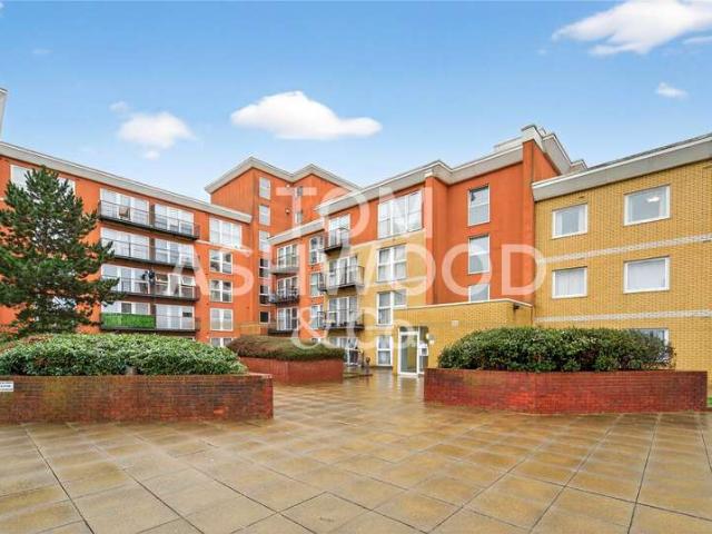 Flat for sale in Newbury Park, Greater London