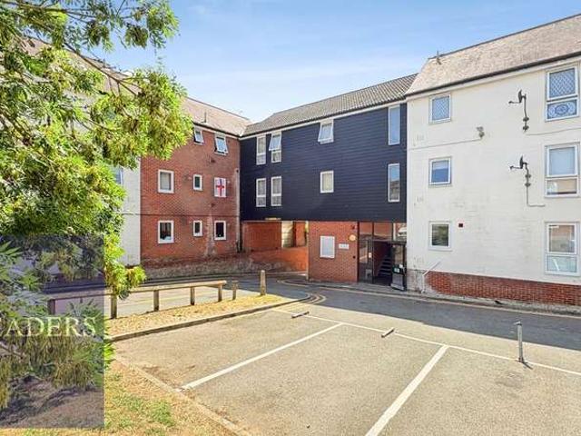 Flat for sale in Chipping Hill, Essex