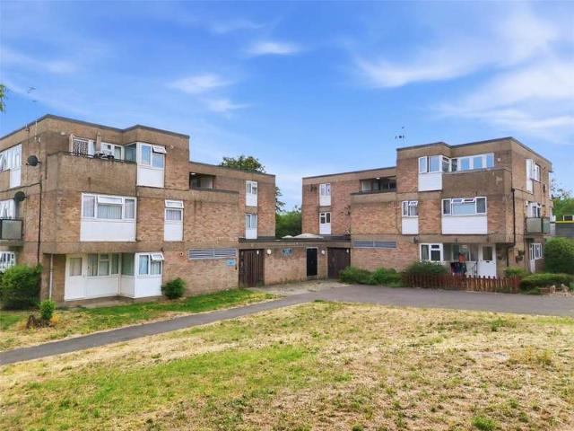 Flat for sale in Vange, Essex