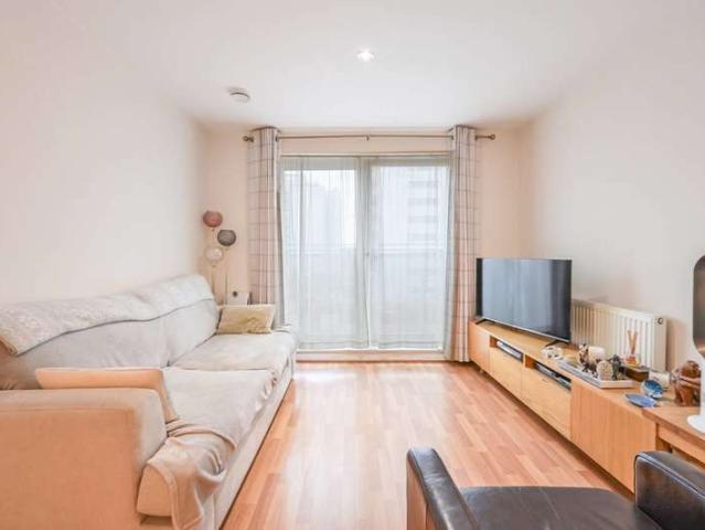 Flat for sale in Virginia Quay, Cat Hill