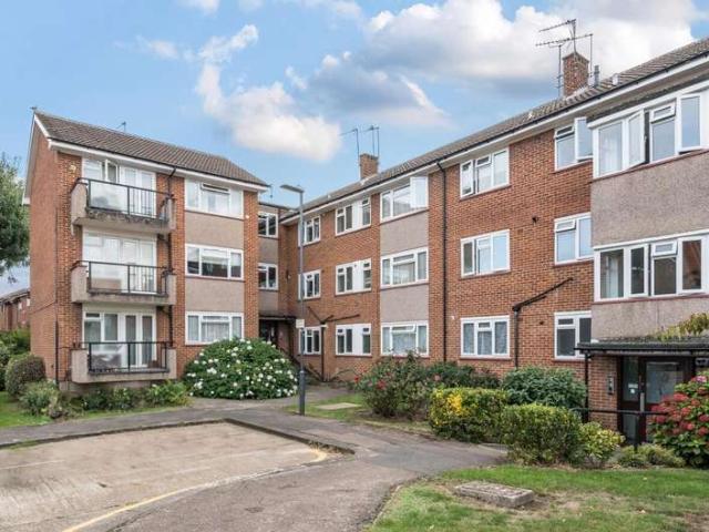 Flat for sale in Little Stanmore, Greater London