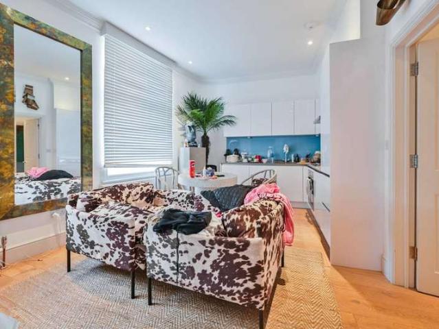 Flat for sale in Soho, Soho