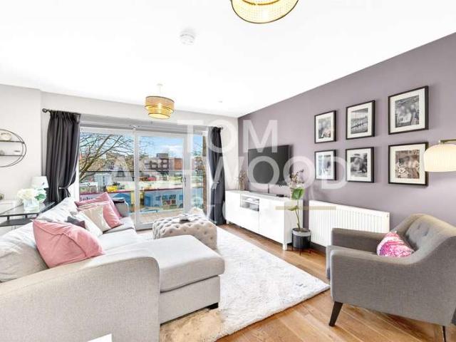 Flat for sale in Roding Riverside, Greater London