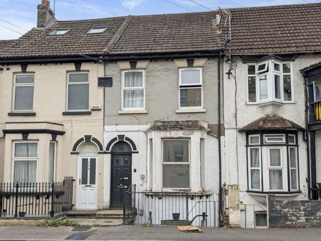 Flat for sale in Luton, Chatham
