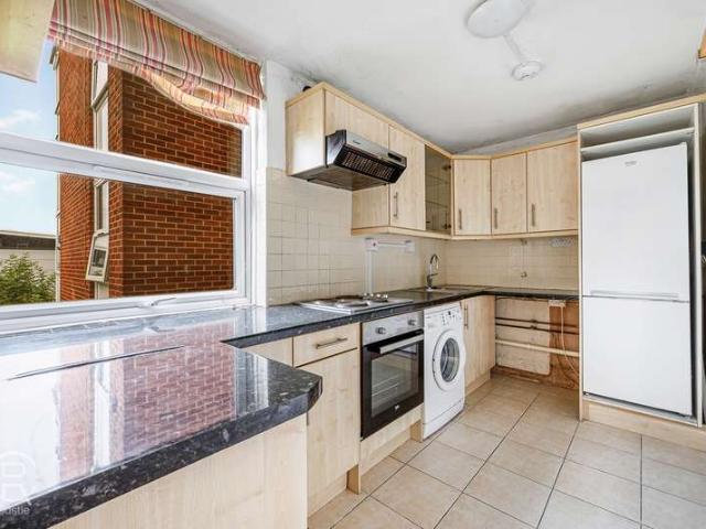Flat for sale in London Borough of Ealing, Greenford