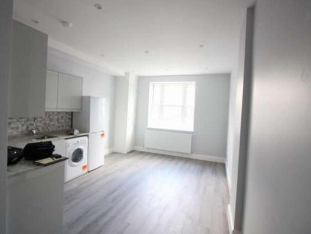 Flat for rent in Heol-las, Surrey