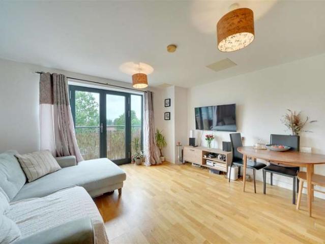 Flat for sale in Chingford, Greater London
