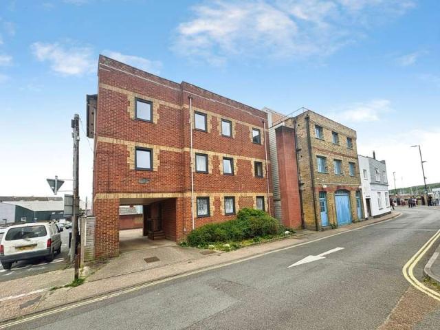 Flat for sale in East Cowes, Isle Of Wight