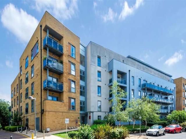 Flat for sale in Summerstown, Greater London