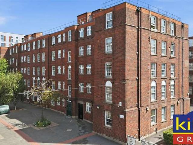 Flat for sale in Stamford Hill, Greater London