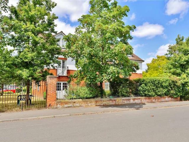 Flat for sale in Horsell, Woking