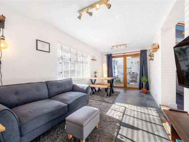 Flat for sale in London Borough of Southwark, Greater London
