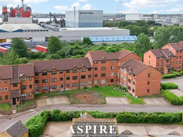 Flat for sale in Grays, Essex