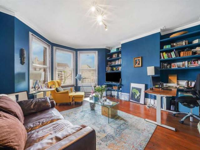 Flat for sale in Harlesden, Greater London