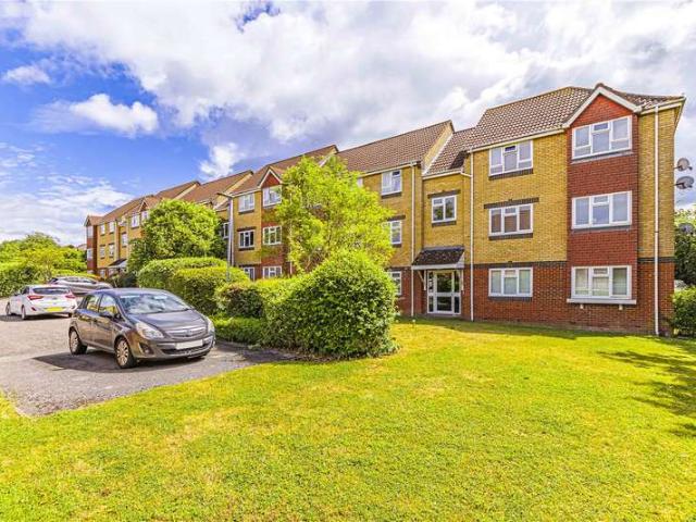 Flat for sale in Elstree and Borehamwood, Borehamwood
