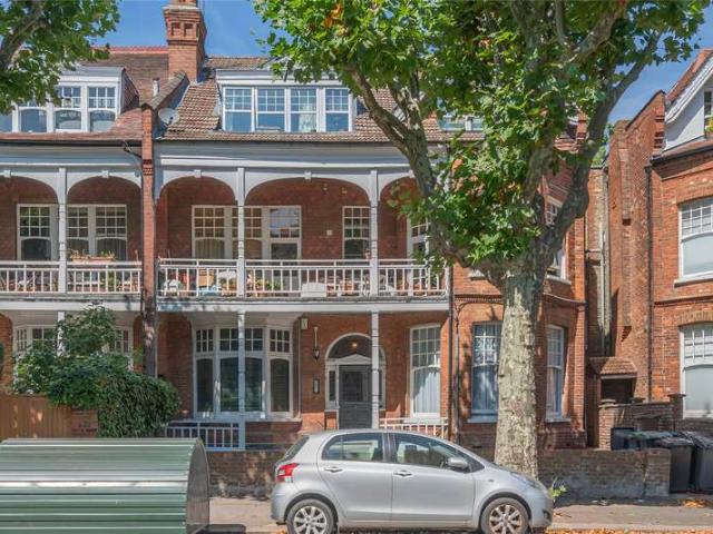 Flat for sale in Fortis Green, Greater London