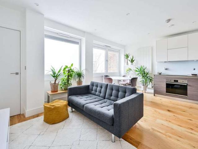 Flat for sale in Lewisham, Ladywell
