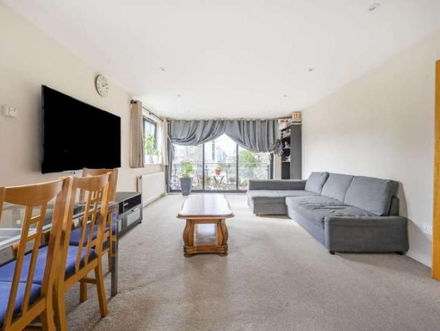 Flat for sale in Isle Of Dogs, Millwall